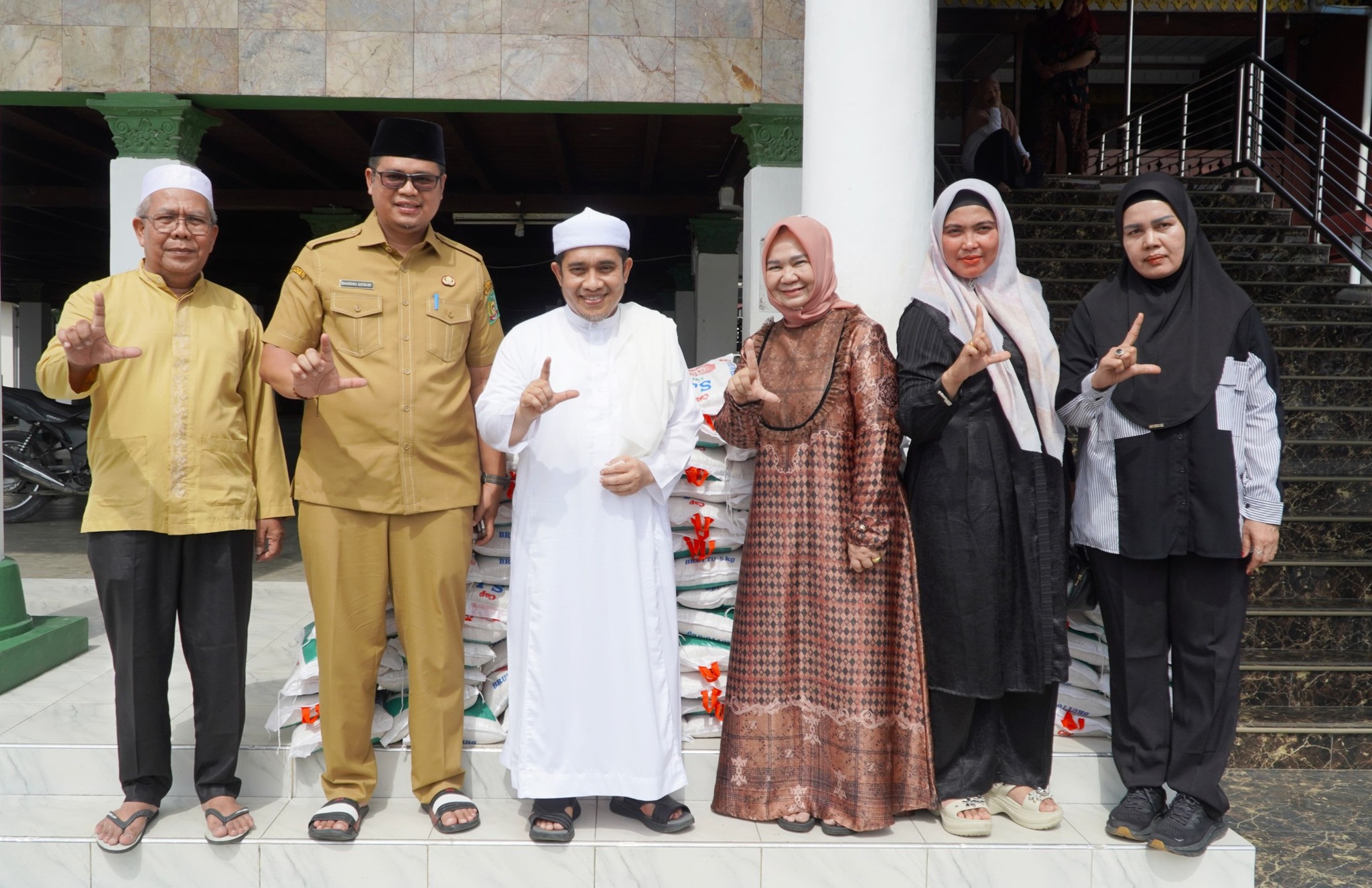 Bupati dan Wakil Bupati Langkat Serahkan 2 Sapi Kurban