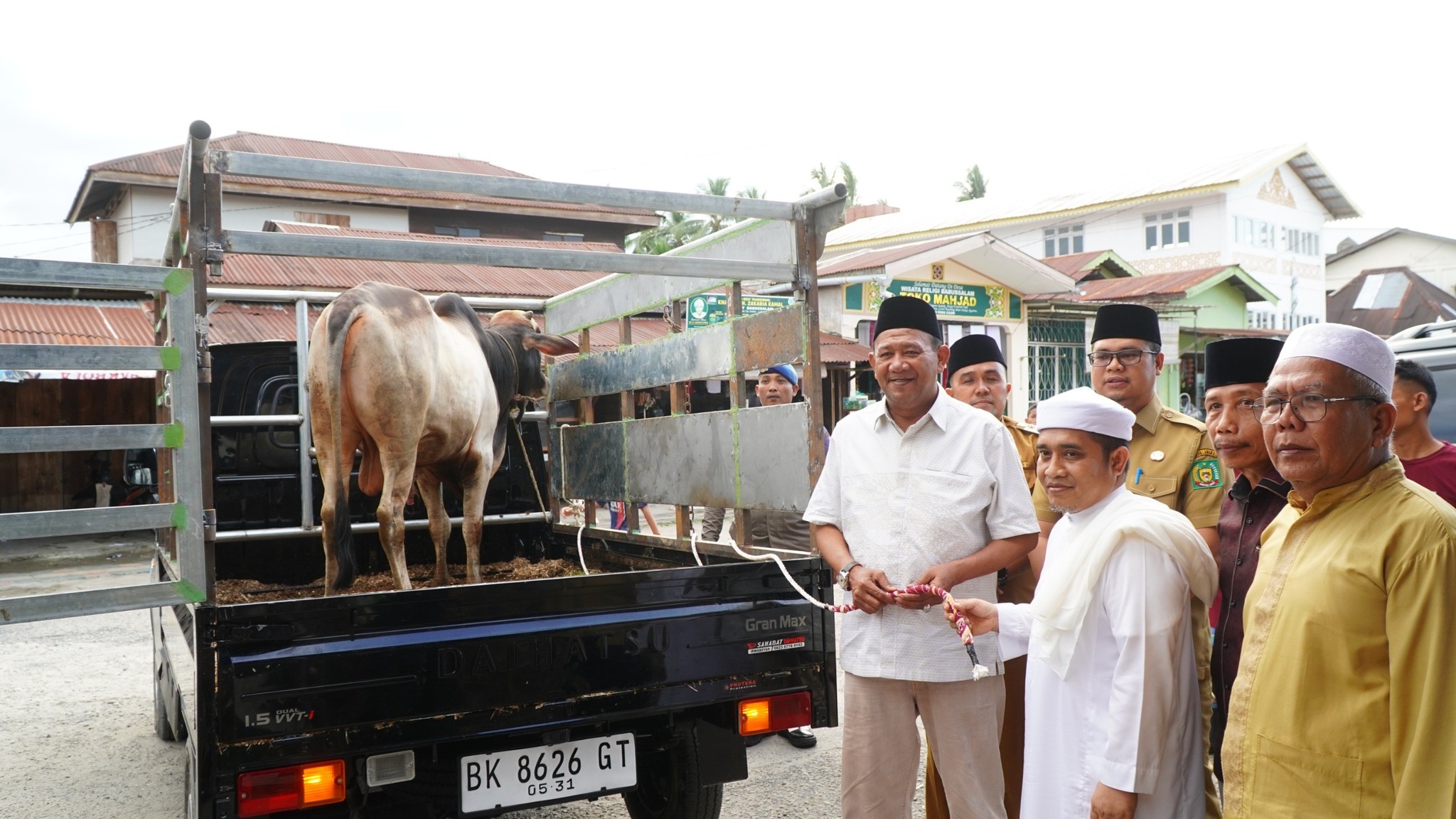 Bupati dan Wakil Bupati Langkat Serahkan 2 Sapi Kurban dan 500 Kg Beras untuk Masyarakat Besilam