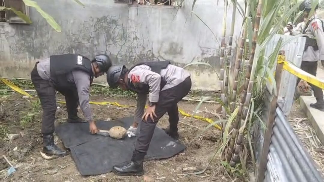 Cangkul Warga Ungkap Ranjau Perang di Langkat