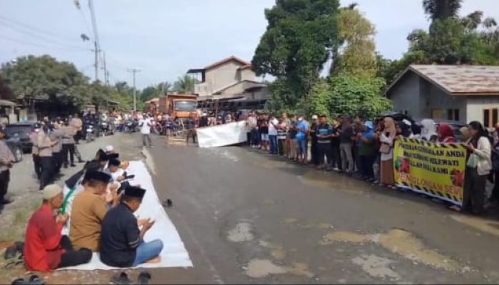 Diawali Zikir dan Sholawat, Warga Langkat Gelar Aksi Damai Soroti Jalan Rusak 20 Tahun