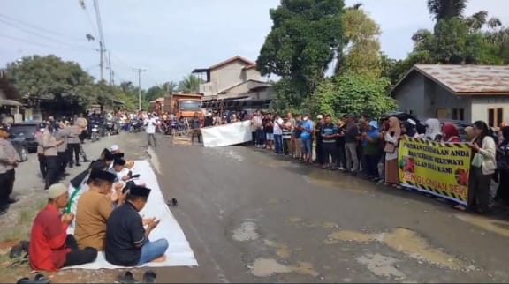 Zikir dan Sholawat, Warga Langkat Gelar Aksi Damai Soroti Jalan Rusak 20 Tahun