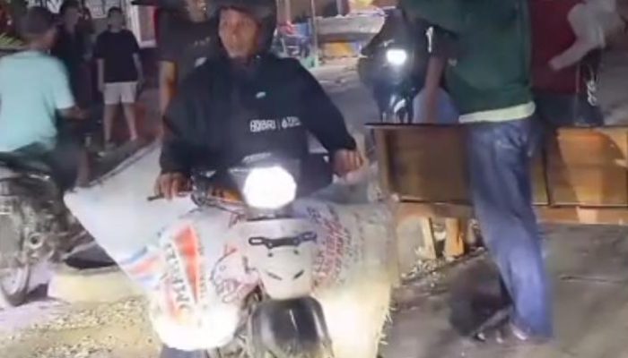 Geram Jalan Rusak Telan Korban Jiwa dan Berdebu, Ratusan Warga Sambirejo Blokir Jalan