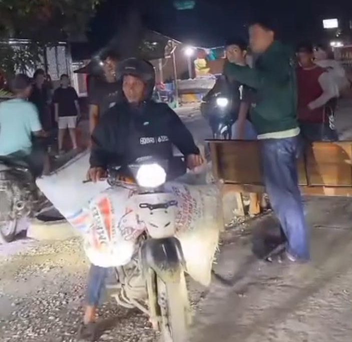 Geram Jalan Rusak Telan Korban Jiwa dan Berdebu, Ratusan Warga Sambirejo Blokir Jalan