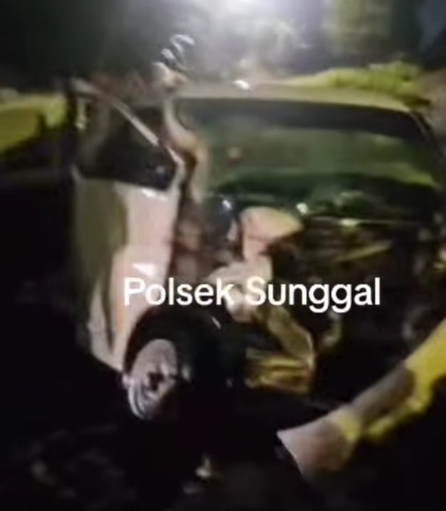 Grand Max Tertabrak Kereta Api di Sunggal