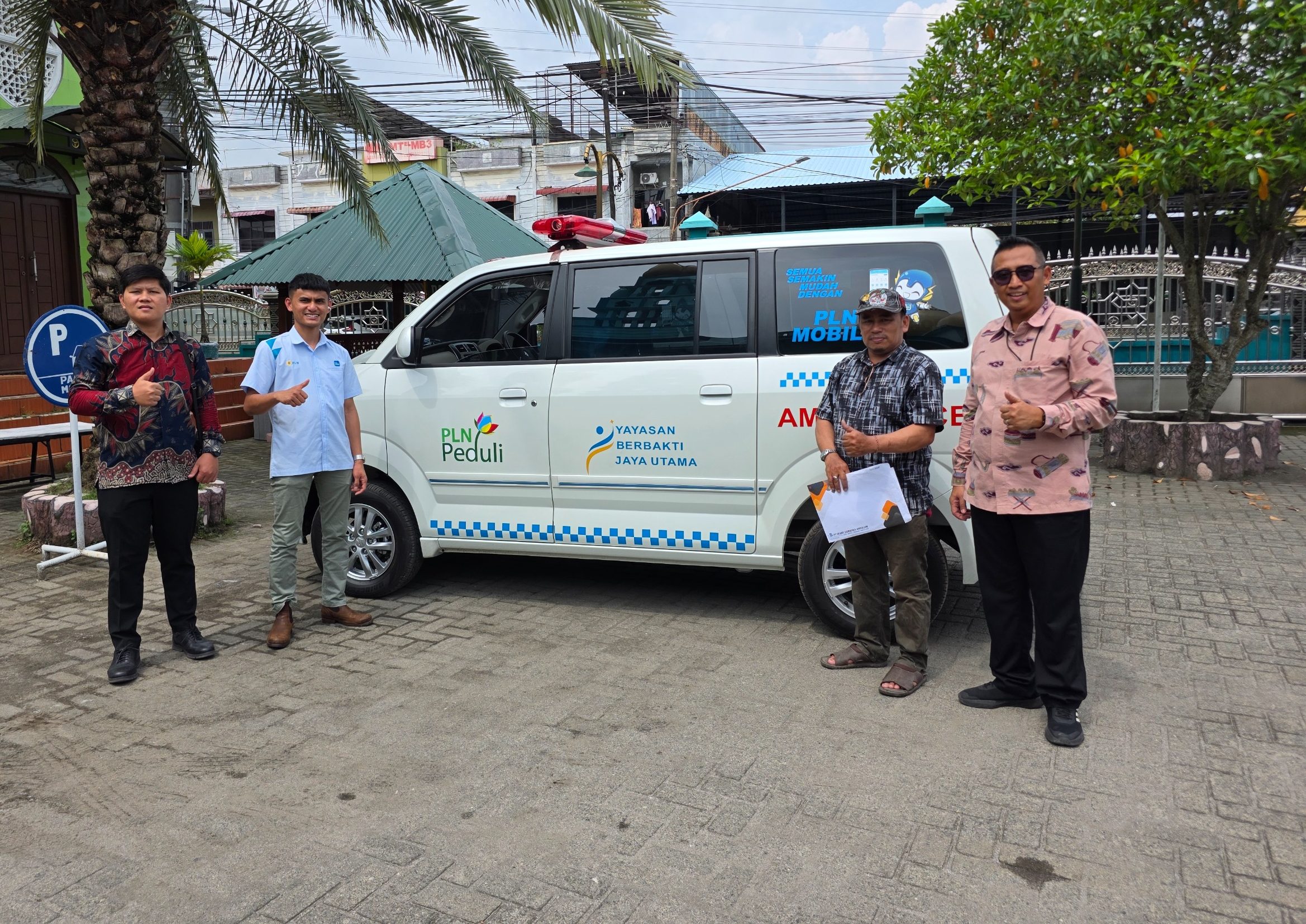Wujud Nyata Kepedulian untuk Masyarakat, PLN Hibahkan Ambulans ke Yayasan Berbakti Jaya Utama