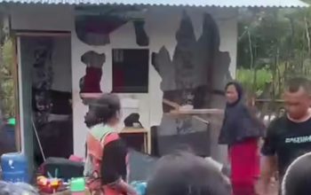 Emak-Emak di Pangkalan Brandan Berani Bergerak, Gubuk Diduga Sarang Narkoba Dihancurkan Warga