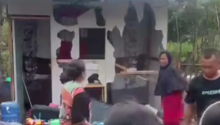 Emak-Emak di Pangkalan Brandan Berani Bergerak, Gubuk Diduga Sarang Narkoba Dihancurkan Warga