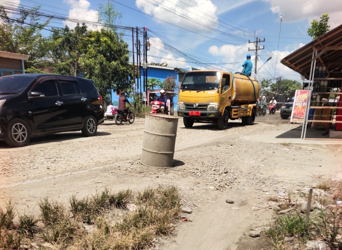 Jalan Rusak Sambirejo-Kwala Begumit Dikeluhkan Warga]