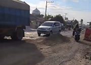 Pohon Pisang Dicabut, Jalan Rusak di Sambirejo-Kuala Begumit Ditimbun Pasir: Warga Kini Keluhkan Debu dan Gangguan Pernapasan