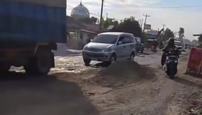 Pohon Pisang Dicabut, Jalan Rusak di Sambirejo-Kuala Begumit Ditimbun Pasir: Warga Kini Keluhkan Debu dan Gangguan Pernapasan