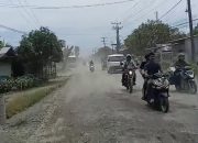 Jalan Viral Bertabur Pasir di Langkat Tuai Keluhan, Debu Ganggu Warga hingga Pedagang UMKM