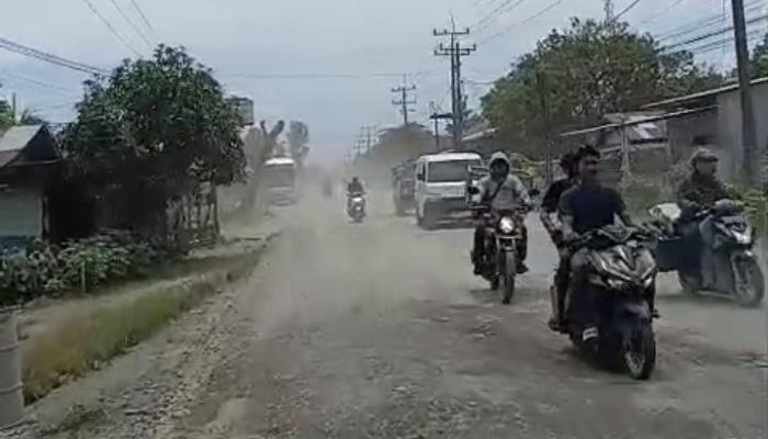 Jalan Viral Bertabur Pasir di Langkat Tuai Keluhan, Debu Ganggu Warga hingga Pedagang UMKM