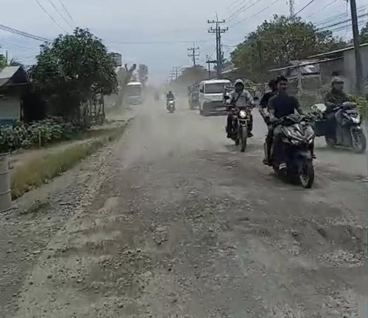 Jalan Viral Bertabur Pasir di Langkat