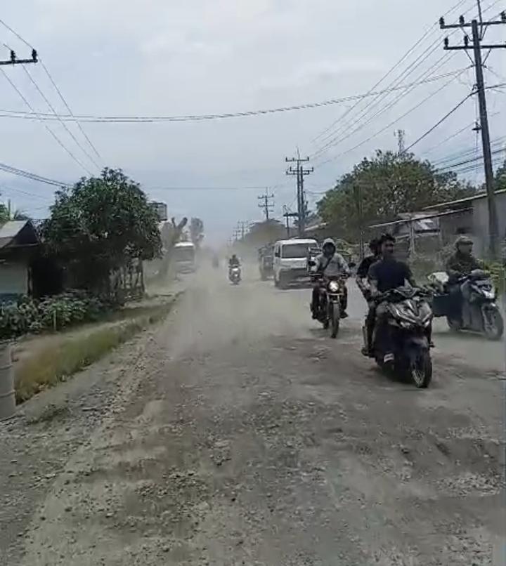 Jalan Viral Bertabur Pasir di Langkat