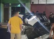 Kecelakaan Dini Hari Gegerkan Binjai, Mobil Putih Tabrak Bangunan Ruko