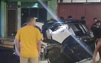 Kecelakaan Dini Hari Gegerkan Binjai, Mobil Putih Tabrak Bangunan Ruko