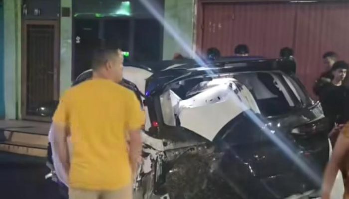 Kecelakaan Dini Hari Gegerkan Binjai, Mobil Putih Tabrak Bangunan Ruko