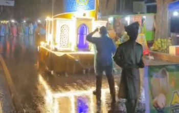 Diguyur Hujan Deras, Pawai Obor dan Kendaraan Hias di Stabat Tetap Meriah Disaksikan Ribuan Warga