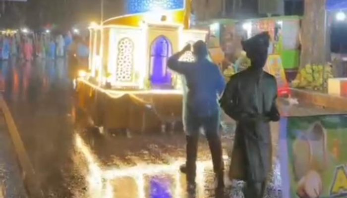 Diguyur Hujan Deras, Pawai Obor dan Kendaraan Hias di Stabat Tetap Meriah Disaksikan Ribuan Warga
