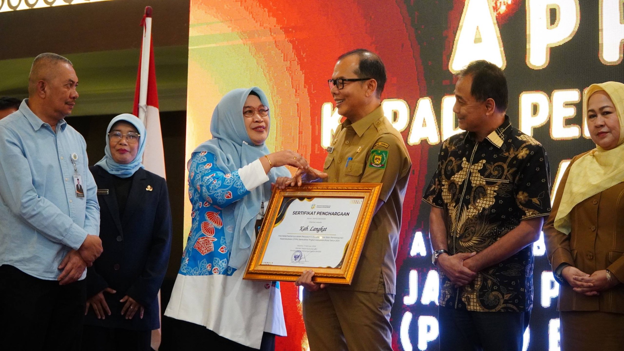 Syah Afandin Antar Langkat Raih Penghargaan Nasional Pembangunan Keluarga Berkualitas