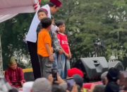 Ustaz Abdul Somad Uji Hafalan Anak di Atas Panggung