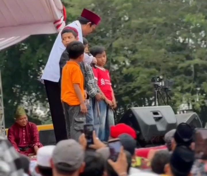 Ustaz Abdul Somad Uji Hafalan Anak di Atas Panggung