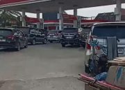 Antrean Kendaraan Mengular di SPBU Perdamaian Stabat