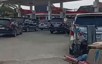Antrean Kendaraan Mengular di SPBU Perdamaian Stabat, Warga Minta Dua Jalur Pengisian Pertalite Dibuka Kembali