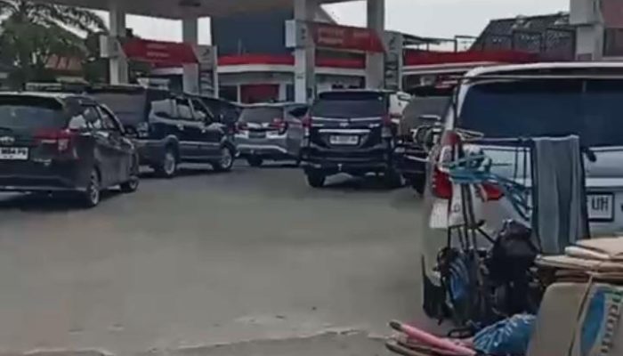Antrean Kendaraan Mengular di SPBU Perdamaian Stabat, Warga Minta Dua Jalur Pengisian Pertalite Dibuka Kembali