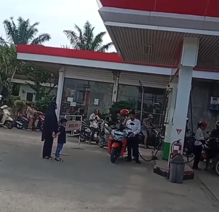 Antrean Kendaraan Mengular di SPBU Perdamaian Stabat