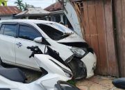Diduga Sopir Mengantuk, Mobil Tabrak Sepeda Motor dan Kedai di Tanjung Pura