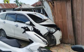 Diduga Sopir Mengantuk, Mobil Tabrak Sepeda Motor dan Kedai di Tanjung Pura