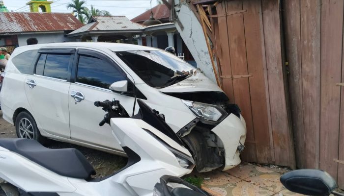Diduga Sopir Mengantuk, Mobil Tabrak Sepeda Motor dan Kedai di Tanjung Pura