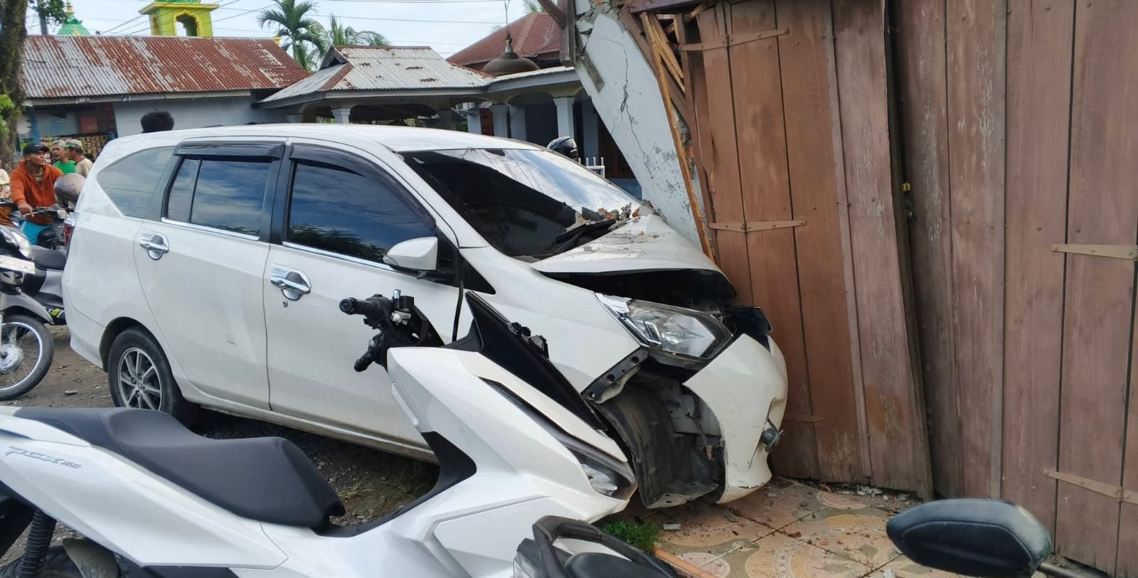Sopir Mengantuk, Mobil Tabrak Sepeda Motor dan Kedai di Tanjung Pura