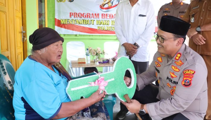 Jelang Hari Bhayangkara ke-80, Kapolres Langkat Serahkan Rumah Baru untuk Lansia