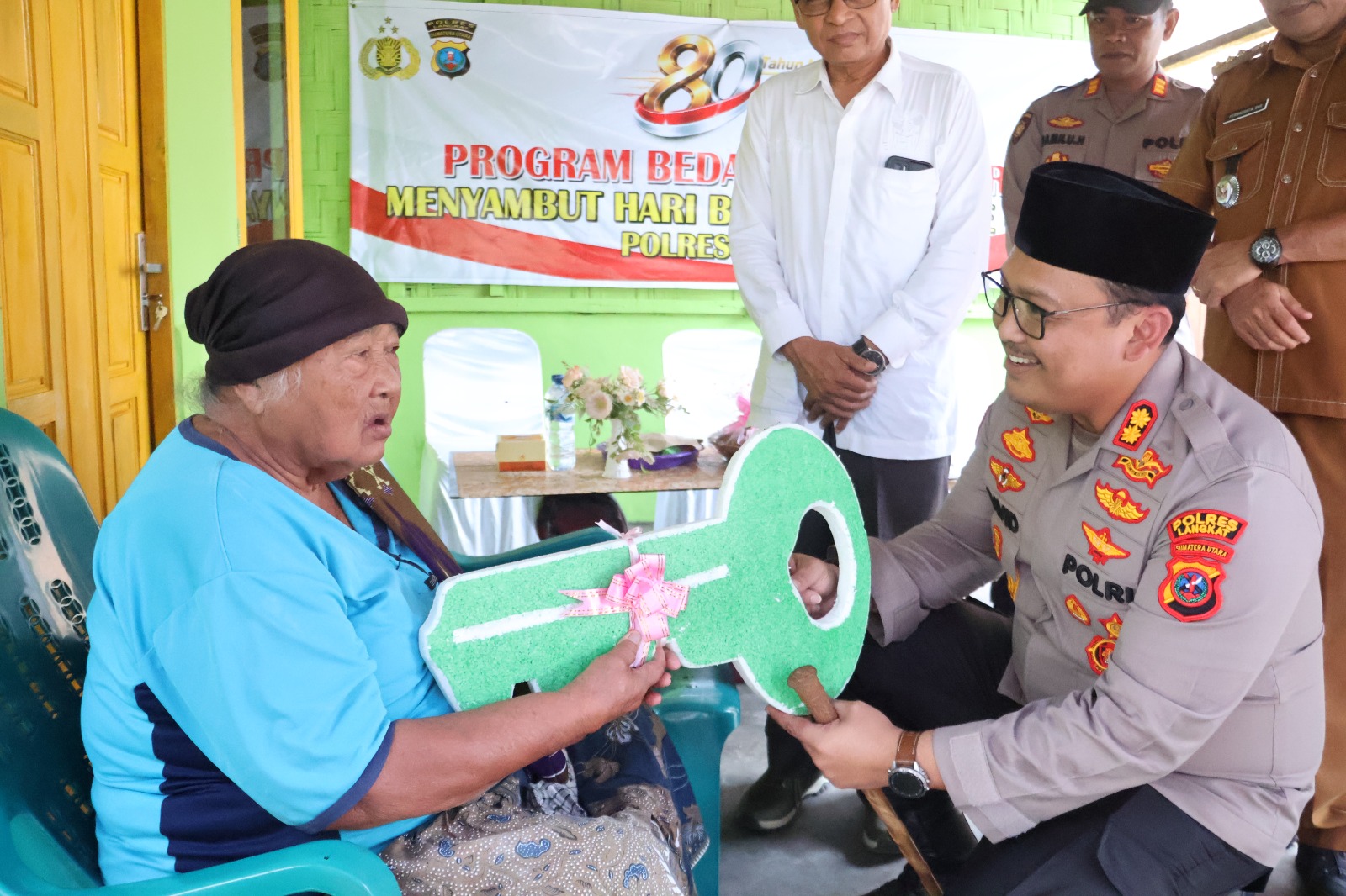 Kapolres Langkat Serahkan Rumah Baru untuk Lansia Jelang Hari Bhayangkara ke-80