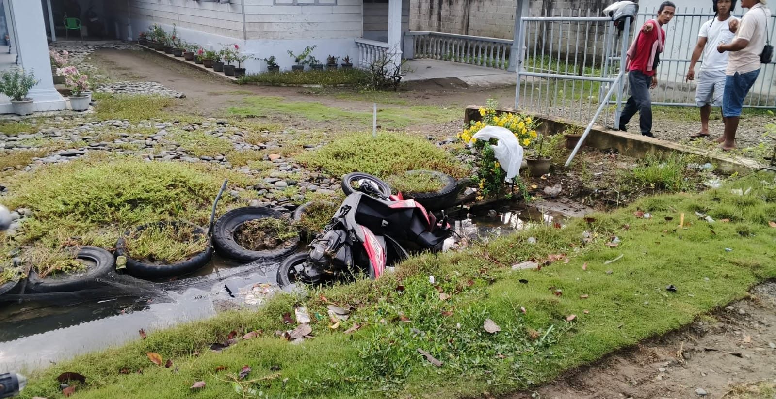 Mobil Tabrak Sepeda Motor dan Kedai di Tanjung Pura