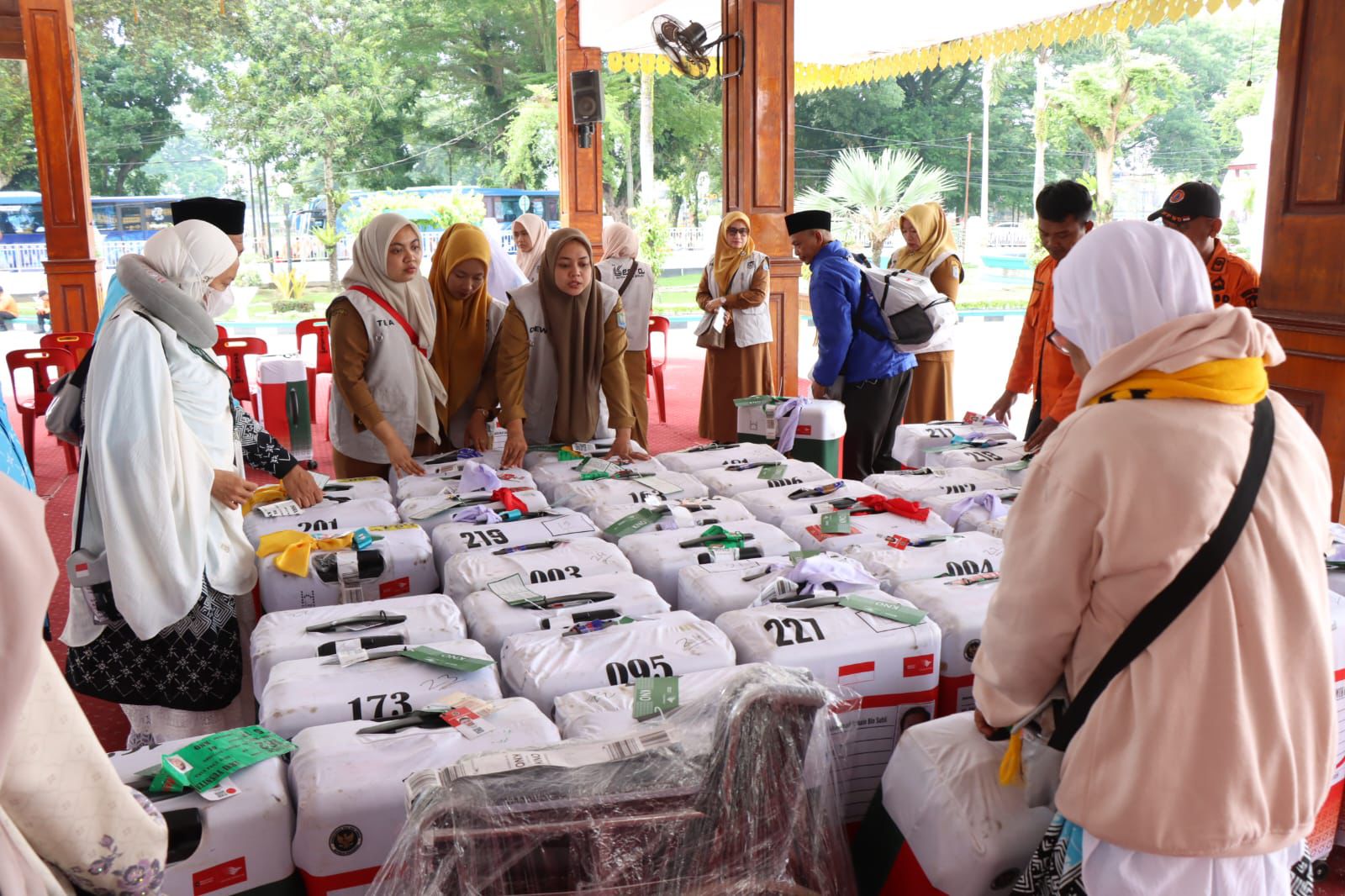 Kepulangan 229 Jemaah Haji Kloter Pertama Tahun 2026