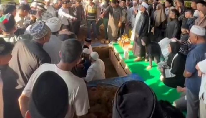 Tangis Haru Iringi Pemakaman Pendiri RSU Bidadari Group H Muhammad Nur