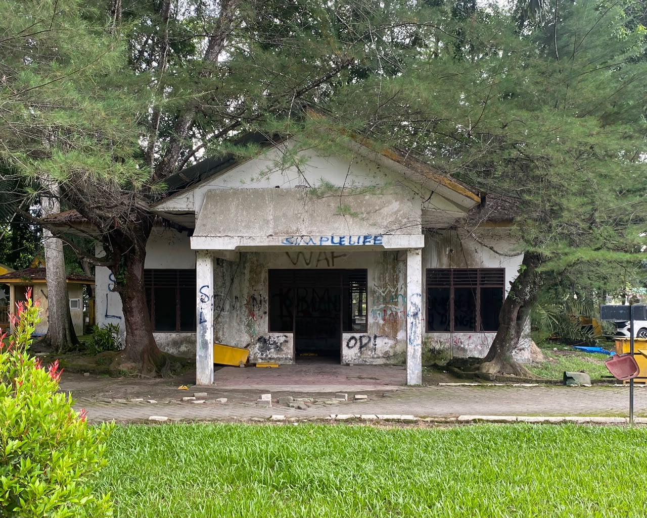 Bangunan di Area Taman Tengku Amir Hamzah Stabat Terbengkalai