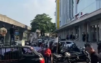 Kantor Hotman Paris Dikepung Massa, Orator Soroti Pernyataan soal Jurnalis