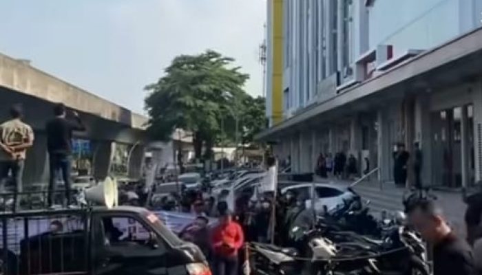 Kantor Hotman Paris Dikepung Massa, Orator Soroti Pernyataan soal Jurnalis