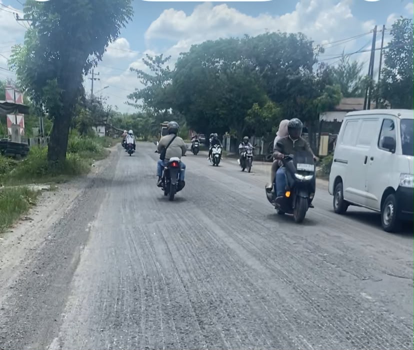 Jalan Lintas di Hinai Rusak Parah dan Bergerigi