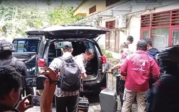 KPK Bawa Tiga Koper Usai Geledah Kantor Dinas Pendidikan Langkat