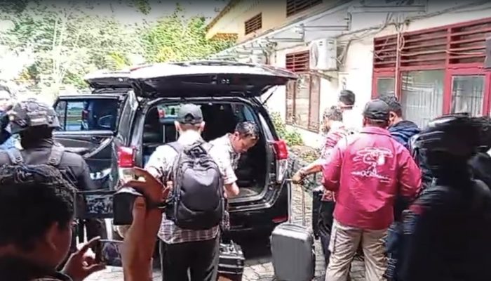 KPK Bawa Tiga Koper Usai Geledah Kantor Dinas Pendidikan Langkat