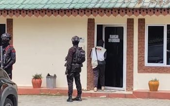 KPK Geledah Kantor Dinas Pendidikan Langkat, Dikawal Ketat Personel Brimob Bersenjata