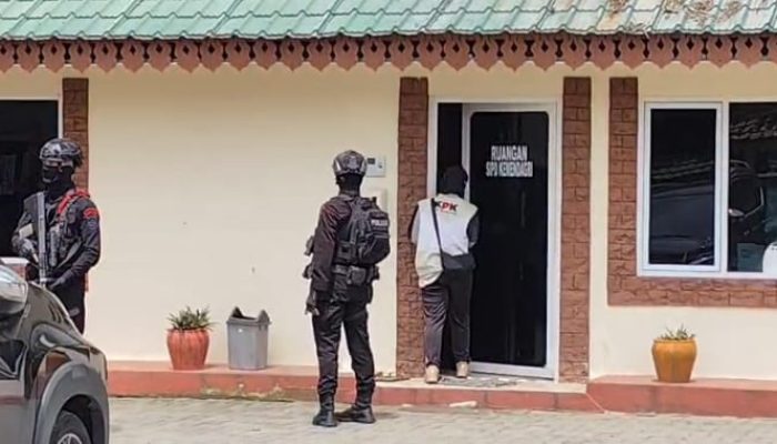 KPK Geledah Kantor Dinas Pendidikan Langkat, Dikawal Ketat Personel Brimob Bersenjata