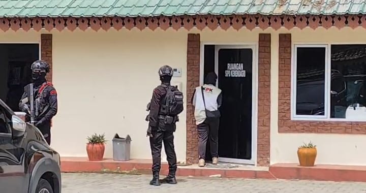 KPK Geledah Kantor Dinas Pendidikan Langkat, Dikawal Ketat Personel Brimob Bersenjata