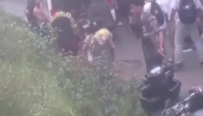 Truk LNK Lindas Pedagang Sayur Keliling di Marike Kutambaru, Diduga Gegara Jalan Rusak