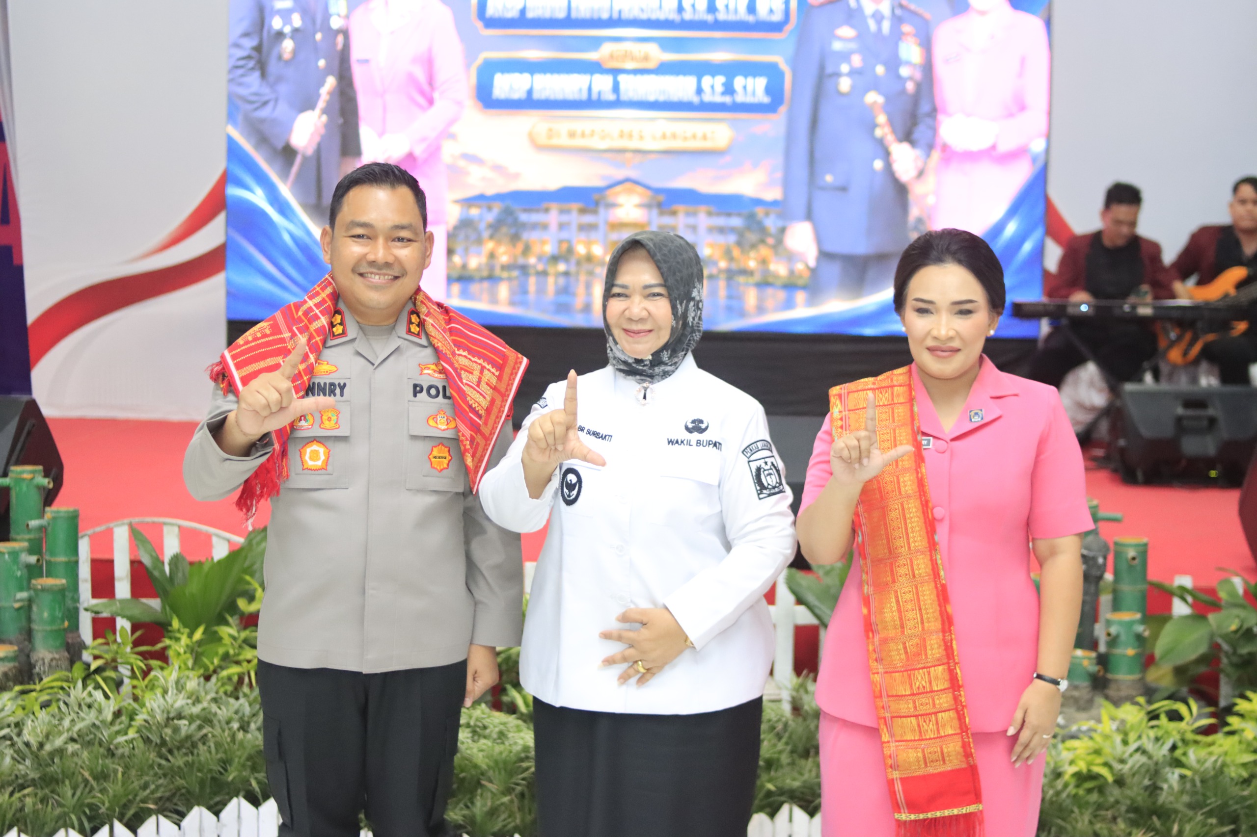 Pemakaian UIS Karo Penyambutan Kapolres Langkat